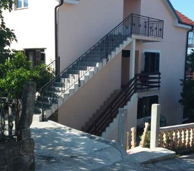 Спасао га блиндирани ауди